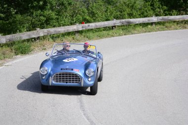 Pesaro Colle San Bartolo, İtalya - Mayıs 17-2018: A.C. Ace1954 eski yarış otomobil Rallisi'nde Mille Miglia 2018 ünlü İtalyan tarihi Formula (1927-1957)