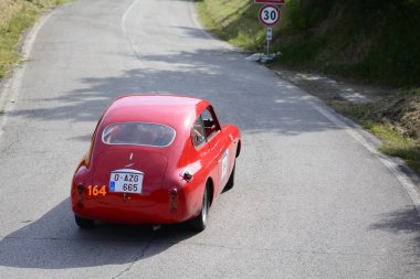 Pesaro Colle San Bartolo, İtalya - Mayıs 17-2018: Stanguellini Fiat 1100 Coupe' Motto1948 eski yarış otomobil Rallisi'nde Mille Miglia 2018 ünlü İtalyan tarihi Formula (1927-1957)