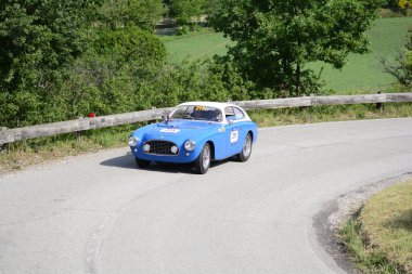 Pesaro Colle San Bartolo, İtalya - Mayıs 17-2018: Ferrari 212/225 S ihracat Berl. Vign1951 eski yarış otomobil Rallisi'nde Mille Miglia 2018 ünlü İtalyan tarihi Formula (1927-1957)
