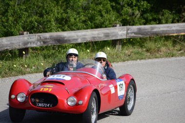 Pesaro Colle San Bartolo, İtalya - Mayıs 17-2018: Patriarca Giannini 750 Sport1950 eski yarış otomobil Rallisi'nde Mille Miglia 2018 ünlü İtalyan tarihi Formula (1927-1957)