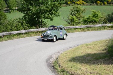 Pesaro Colle San Bartolo, İtalya - Mayıs 17-2018: Fiat 500 C1950 eski yarış otomobil Rallisi'nde Mille Miglia 2018 ünlü İtalyan tarihi Formula (1927-1957)
