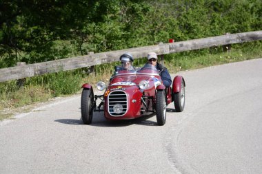 Pesaro Colle San Bartolo, İtalya - Mayıs 17-2018: Dagrada 750 Sport1950 eski yarış otomobil Rallisi'nde Mille Miglia 2018 ünlü İtalyan tarihi Formula (1927-1957)