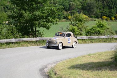 Pesaro Colle San Bartolo, İtalya - Mayıs 17-2018: Fiat 500 C1951 eski yarış otomobil Rallisi'nde Mille Miglia 2018 ünlü İtalyan tarihi Formula (1927-1957)