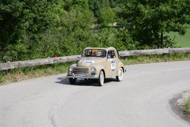 Pesaro Colle San Bartolo, İtalya - Mayıs 17-2018: Fiat 500 C1951 eski yarış otomobil Rallisi'nde Mille Miglia 2018 ünlü İtalyan tarihi Formula (1927-1957)