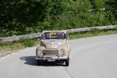 Pesaro Colle San Bartolo, İtalya - Mayıs 17-2018: Fiat 500 C1951 eski yarış otomobil Rallisi'nde Mille Miglia 2018 ünlü İtalyan tarihi Formula (1927-1957)