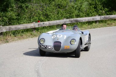 Pesaro Colle San Bartolo, İtalya - Mayıs 17-2018: Jaguar C-Type1952 eski yarış otomobil Rallisi'nde Mille Miglia 2018 ünlü İtalyan tarihi Formula (1927-1957)
