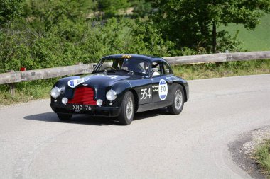 Pesaro Colle San Bartolo, İtalya - Mayıs 17-2018: Aston Martin Db 21951 eski yarış otomobil Rallisi'nde Mille Miglia 2018 ünlü İtalyan tarihi Formula (1927-1957)