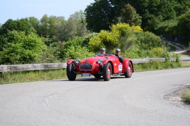 Pesaro Colle San Bartolo, İtalya - Mayıs 17-2018: Allard J21950 eski yarış otomobil Rallisi'nde Mille Miglia 2018 ünlü İtalyan tarihi Formula (1927-1957)