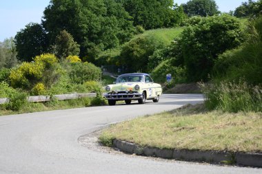 Pesaro Colle San Bartolo, İtalya - Mayıs 17-2018: Lincoln Capri1954 eski yarış otomobil Rallisi'nde Mille Miglia 2018 ünlü İtalyan tarihi Formula (1927-1957)