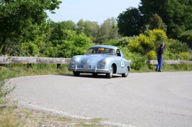 Pesaro Colle San Bartolo, İtalya - Mayıs 17-2018: Porsche 356 1500 Super1952 araba yarış eski ralli Mille Miglia 2018 ünlü İtalyan tarihi Formula (1927-1957)