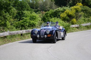 Pesaro Colle San Bartolo, İtalya - Mayıs 17-2018: Jaguar Xk 140 Roadster1956 eski yarış otomobil Rallisi'nde Mille Miglia 2018 ünlü İtalyan tarihi Formula (1927-1957)
