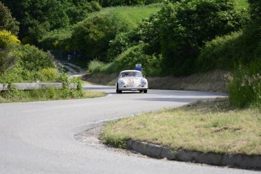 Pesaro Colle San Bartolo, İtalya - Mayıs 17-2018: Porsche 356 15001955 eski yarış araba ralli Mille Miglia 2018 ünlü İtalyan tarihi Formula (1927-1957)