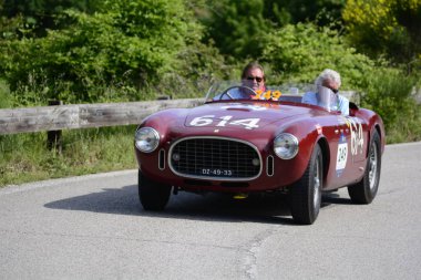 Pesaro Colle San Bartolo, İtalya - Mayıs 17-2018: Ferrari 340 Amerika örümcek Vignale1952 eski yarış otomobil Rallisi'nde Mille Miglia 2018 ünlü İtalyan tarihi Formula (1927-1957)
