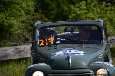 Pesaro Colle San Bartolo, İtalya - Mayıs 17-2018: Fiat 500 C1951 eski yarış otomobil Rallisi'nde Mille Miglia 2018 ünlü İtalyan tarihi Formula (1927-1957)