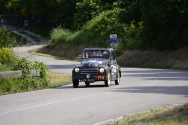 Pesaro Colle San Bartolo, İtalya - Mayıs 17-2018: Fiat 500 C1950 eski yarış otomobil Rallisi'nde Mille Miglia 2018 ünlü İtalyan tarihi Formula (1927-1957)