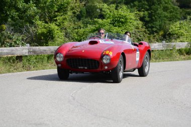 Pesaro Colle San Bartolo, İtalya - Mayıs 17-2018: Ferrari 375 Mm örümcek Farina1953 Pinin eski yarış otomobil Rallisi'nde Mille Miglia 2018 ünlü İtalyan tarihi Formula (1927-1957)