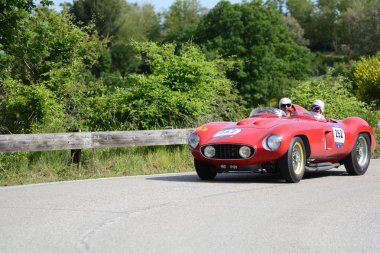 Pesaro Colle San Bartolo, İtalya - Mayıs 17-2018: Ferrari 857 S1955 eski yarış otomobil Rallisi'nde Mille Miglia 2018 ünlü İtalyan tarihi Formula (1927-1957)