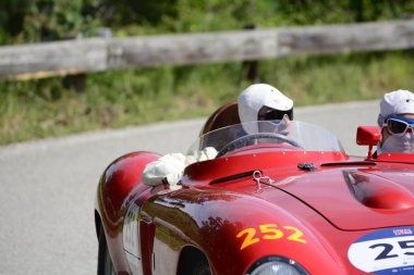 Pesaro Colle San Bartolo, İtalya - Mayıs 17-2018: Ferrari 857 S1955 eski yarış otomobil Rallisi'nde Mille Miglia 2018 ünlü İtalyan tarihi Formula (1927-1957)