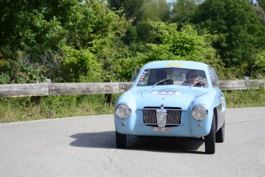 Pesaro Colle San Bartolo, İtalya - Mayıs 17-2018: Zagato Fiat 1100 E Berlinetta1952 eski yarış otomobil Rallisi'nde Mille Miglia 2018 ünlü İtalyan tarihi Formula (1927-1957)