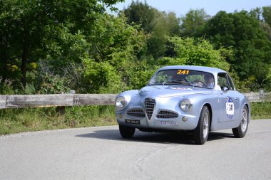 Pesaro Colle San Bartolo, İtalya - Mayıs 17-2018: Alfa Romeo 1900 C Sprint Touring1952 eski yarış otomobil Rallisi'nde Mille Miglia 2018 ünlü İtalyan tarihi Formula (1927-1957)