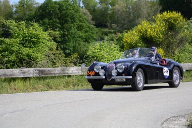 Pesaro Colle San Bartolo, İtalya - Mayıs 17-2018: Jaguar Xk 120 Ots1952 eski yarış otomobil Rallisi'nde Mille Miglia 2018 ünlü İtalyan tarihi Formula (1927-1957)