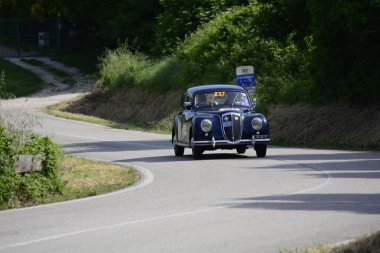 Pesaro Colle San Bartolo, İtalya - Mayıs 17-2018: Lancia Aurelia B211952 eski yarış otomobil Rallisi'nde Mille Miglia 2018 ünlü İtalyan tarihi Formula (1927-1957)