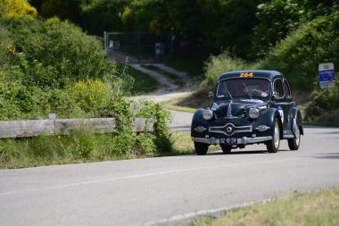Pesaro Colle San Bartolo, İtalya - Mayıs 17-2018: Panhard Et L Dyna X861952 eski yarış araba ralli Mille Miglia 2018 ünlü İtalyan tarihi Formula (1927-1957)