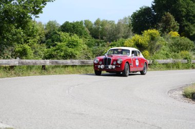 Pesaro Colle San Bartolo, İtalya - Mayıs 17-2018: Lancia Aurelia B20 Gt1953 eski yarış otomobil Rallisi'nde Mille Miglia 2018 ünlü İtalyan tarihi Formula (1927-1957)