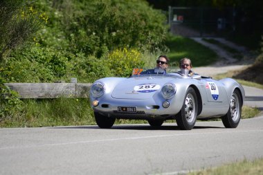 Pesaro Colle San Bartolo, İtalya - Mayıs 17-2018: Porsche 550 Spyder 1500 Rs1956 eski yarış otomobil Rallisi'nde Mille Miglia 2018 ünlü İtalyan tarihi Formula (1927-1957)