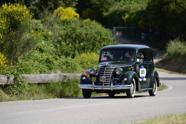Pesaro Colle San Bartolo, İtalya - Mayıs 17-2018: Fiat 1100 E1952 eski yarış otomobil Rallisi'nde Mille Miglia 2018 ünlü İtalyan tarihi Formula (1927-1957)