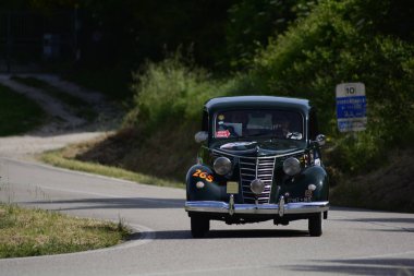 Pesaro Colle San Bartolo, İtalya - Mayıs 17-2018: Fiat 1100 E1952 eski yarış otomobil Rallisi'nde Mille Miglia 2018 ünlü İtalyan tarihi Formula (1927-1957)