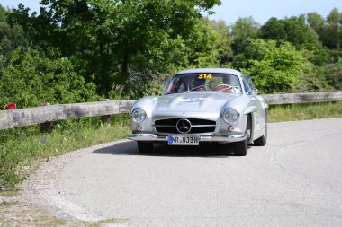 Pesaro Colle San Bartolo, İtalya - Mayıs 17-2018: Mercedes 300 Sl Coupe'1955 eski yarış otomobil Rallisi'nde Mille Miglia 2018 ünlü İtalyan tarihi Formula (1927-1957)