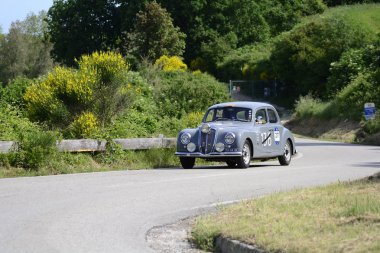 Pesaro Colle San Bartolo, İtalya - Mayıs 17-2018: Lancia Aurelia B221953 eski yarış otomobil Rallisi'nde Mille Miglia 2018 ünlü İtalyan tarihi Formula (1927-1957)