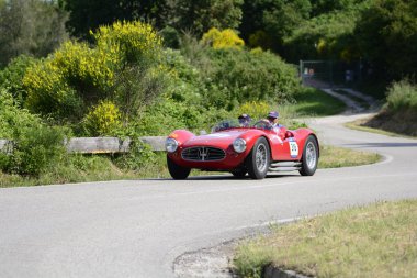 Pesaro Colle San Bartolo, İtalya - Mayıs 17-2018: Maserati A6gcs/53 Fantuzzi1954 eski yarış otomobil Rallisi'nde Mille Miglia 2018 ünlü İtalyan tarihi Formula (1927-1957)