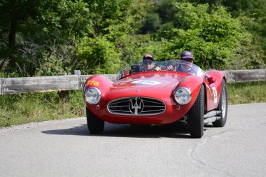 Pesaro Colle San Bartolo, İtalya - Mayıs 17-2018: Maserati A6gcs/53 Fantuzzi1954 eski yarış otomobil Rallisi'nde Mille Miglia 2018 ünlü İtalyan tarihi Formula (1927-1957)
