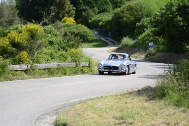 Pesaro Colle San Bartolo, İtalya - Mayıs 17-2018: Mercedes 300 Sl Coupe'1955 eski yarış otomobil Rallisi'nde Mille Miglia 2018 ünlü İtalyan tarihi Formula (1927-1957)