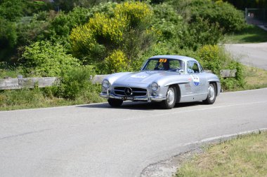 Pesaro Colle San Bartolo, İtalya - Mayıs 17-2018: Mercedes 300 Sl Coupe'1955 eski yarış otomobil Rallisi'nde Mille Miglia 2018 ünlü İtalyan tarihi Formula (1927-1957)