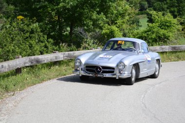 Pesaro Colle San Bartolo, İtalya - Mayıs 17-2018: Mercedes 300 Sl Coupe'1955 eski yarış otomobil Rallisi'nde Mille Miglia 2018 ünlü İtalyan tarihi Formula (1927-1957)