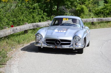 Pesaro Colle San Bartolo, İtalya - Mayıs 17-2018: Mercedes 300 Sl Coupe'1955 eski yarış otomobil Rallisi'nde Mille Miglia 2018 ünlü İtalyan tarihi Formula (1927-1957)