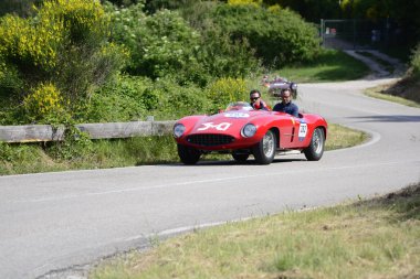 Pesaro Colle San Bartolo, İtalya - Mayıs 17-2018: Ferrari 750 Monza örümcek Scaglietti1955 eski yarış otomobil Rallisi'nde Mille Miglia 2018 ünlü İtalyan tarihi Formula (1927-1957)