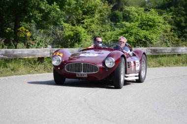 Pesaro Colle San Bartolo, İtalya - Mayıs 17-2018: Maserati A6gcs Fiandri1954 eski yarış otomobil Rallisi'nde Mille Miglia 2018 ünlü İtalyan tarihi Formula (1927-1957)
