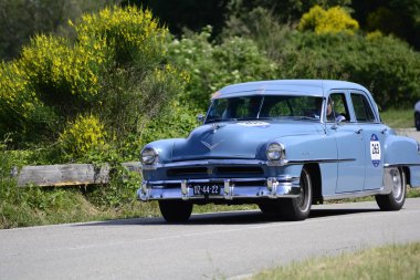 Pesaro Colle San Bartolo, İtalya - Mayıs 17-2018: Porsche 356 1500 Speedster1954 araba yarış eski ralli Mille Miglia 2018 ünlü İtalyan tarihi Formula (1927-1957)