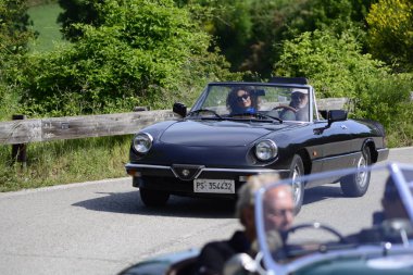 Pesaro Colle San Bartolo, İtalya - Mayıs 17-2018: Alfa Romeo Duetto eski yarış otomobil Rallisi'nde Mille Miglia 2018 ünlü İtalyan tarihi Formula (1927-1957)