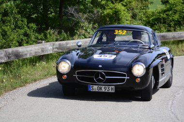 Pesaro Colle San Bartolo, İtalya - Mayıs 17-2018: Mercedes 300 Sl Coupe'1955 eski yarış otomobil Rallisi'nde Mille Miglia 2018 ünlü İtalyan tarihi Formula (1927-1957)