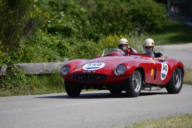 Pesaro Colle San Bartolo, İtalya - Mayıs 17-2018: Ferrari 750 Monza örümcek Scaglietti1954 eski yarış otomobil Rallisi'nde Mille Miglia 2018 ünlü İtalyan tarihi Formula (1927-1957)