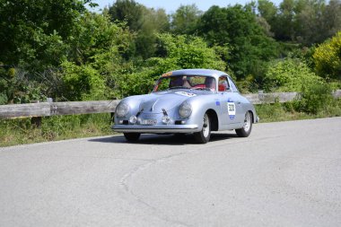 Pesaro Colle San Bartolo, İtalya - Mayıs 17-2018: Porsche 356 1500 Speedster1954 araba yarış eski ralli Mille Miglia 2018 ünlü İtalyan tarihi Formula (1927-1957)