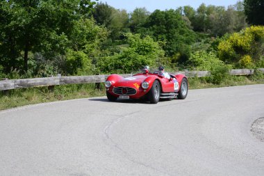 Pesaro Colle San Bartolo, İtalya - Mayıs 17-2018: Maserati A6gcs/53 Fantuzzi1954 eski yarış otomobil Rallisi'nde Mille Miglia 2018 ünlü İtalyan tarihi Formula (1927-1957)