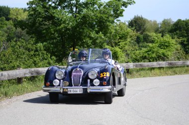 Pesaro Colle San Bartolo, İtalya - Mayıs 17-2018: Jaguar Xk 140 Ots1954 eski yarış otomobil Rallisi'nde Mille Miglia 2018 ünlü İtalyan tarihi Formula (1927-1957)