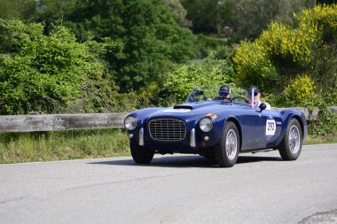 Pesaro Colle San Bartolo, İtalya - Mayıs 17-2018: Fiat 1100 Tv Trasformabile1955 eski yarış otomobil Rallisi'nde Mille Miglia 2018 ünlü İtalyan tarihi Formula (1927-1957)