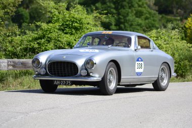Pesaro Colle San Bartolo, İtalya - Mayıs 17-2018: Ferrari 250 Gt Europa1954 eski yarış otomobil Rallisi'nde Mille Miglia 2018 ünlü İtalyan tarihi Formula (1927-1957)